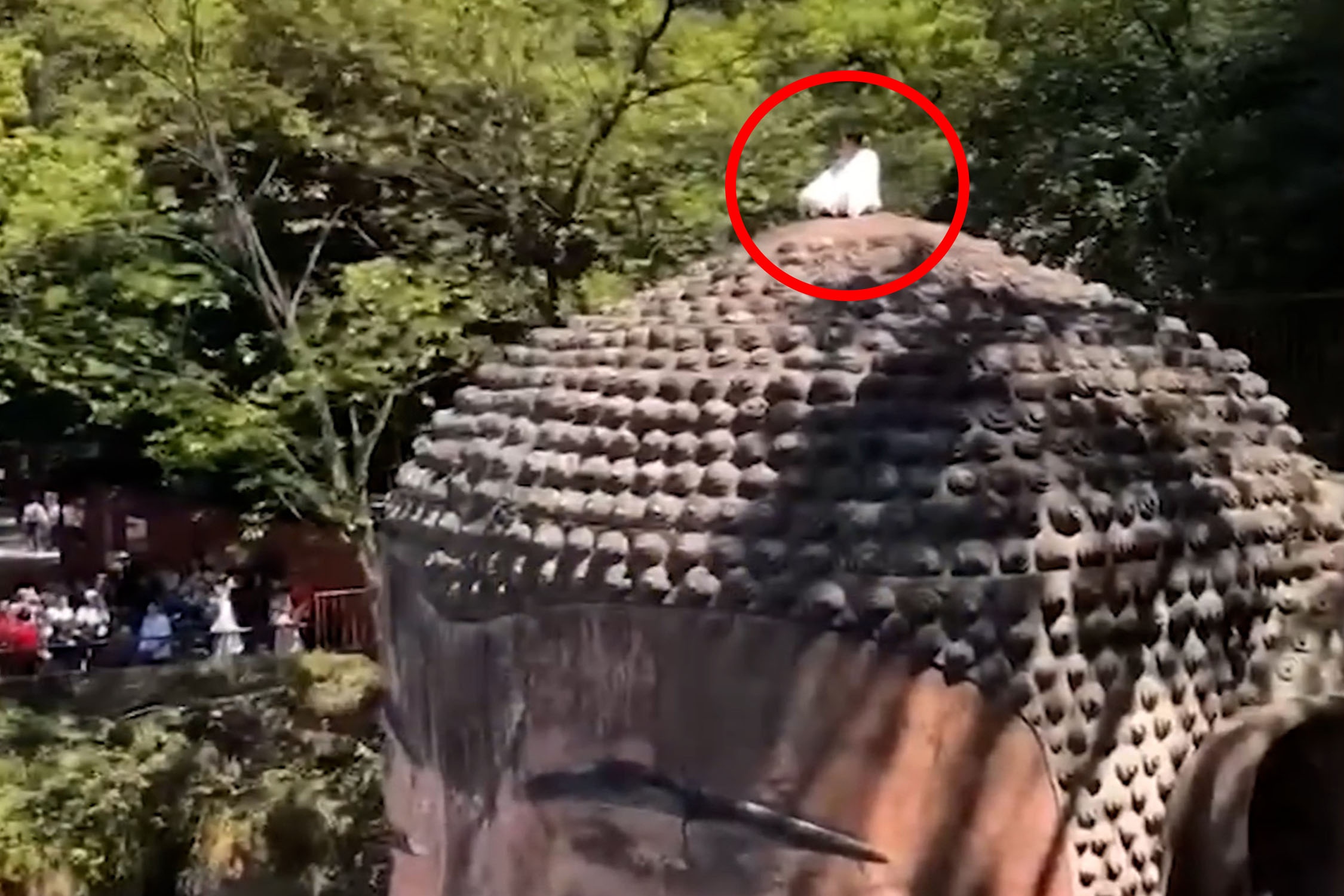 Du khach ngoi thien tren dau tuong Phat khong lo o Trung Quoc hinh anh