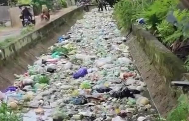 ‘Song than rac’ o diem du lich dong khach cua Indonesia hinh anh