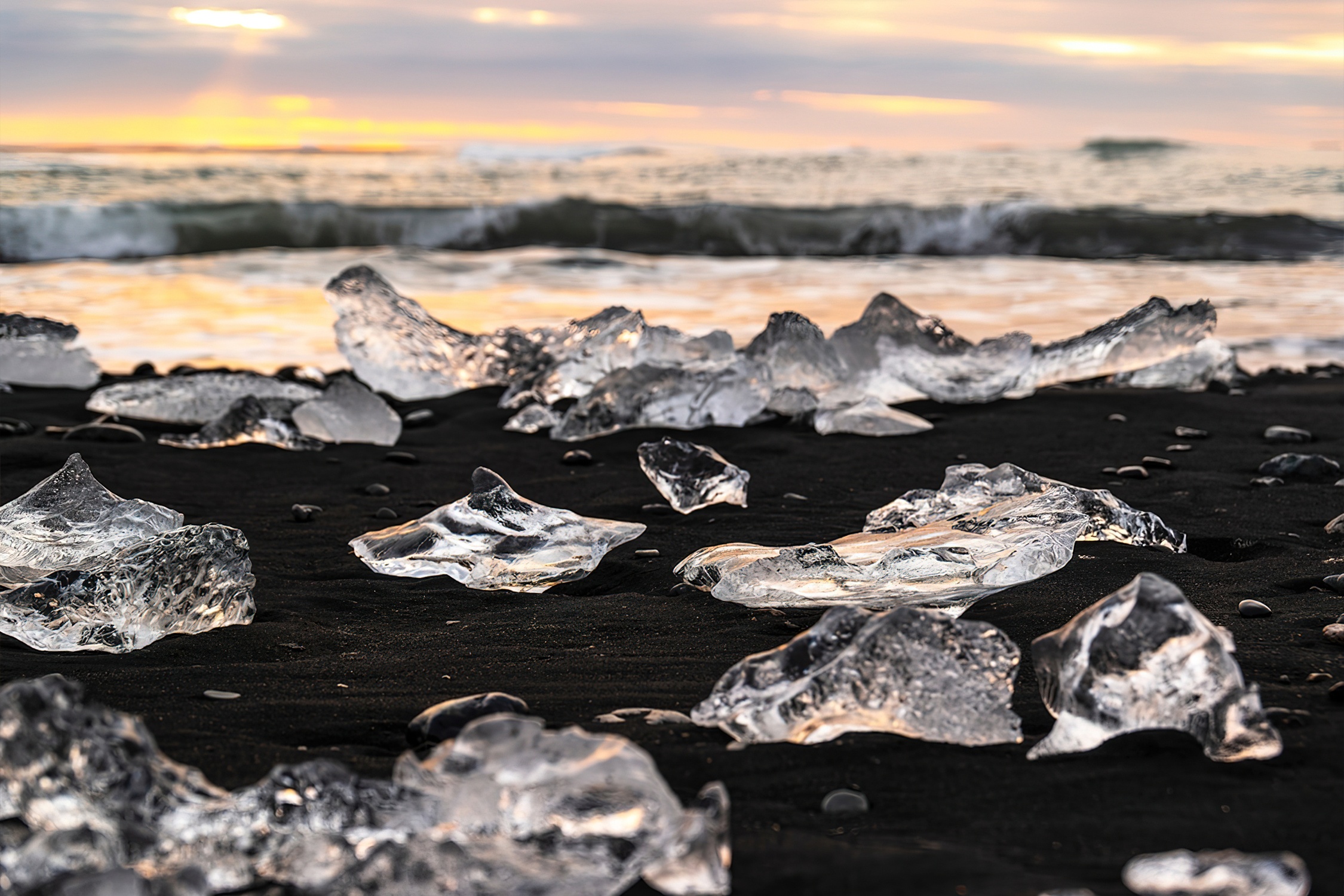 'Kim cuong' tren cat den o Iceland hinh anh