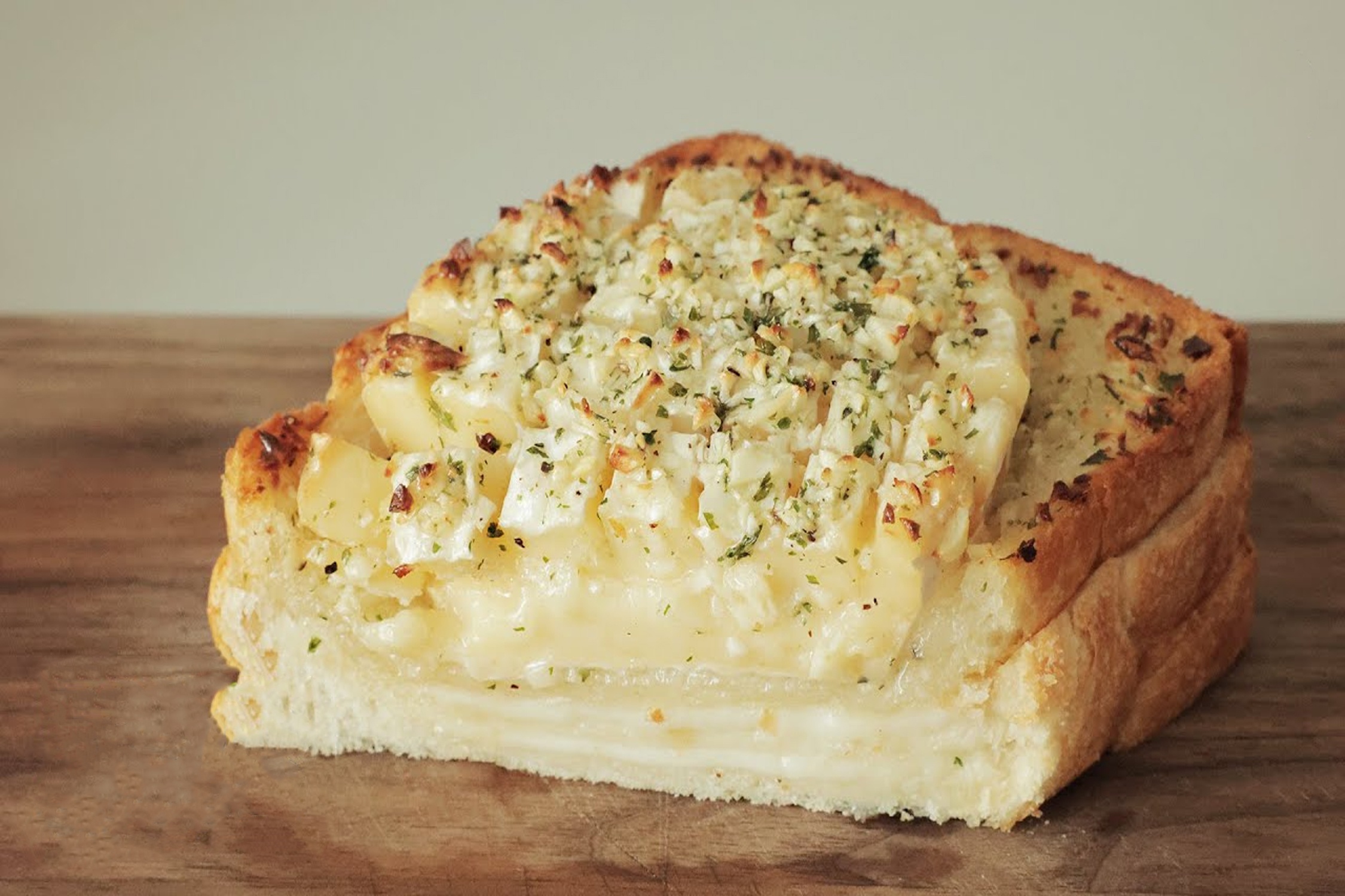 Bua sang hap dan voi banh mi nuong pho mai bo toi hinh anh