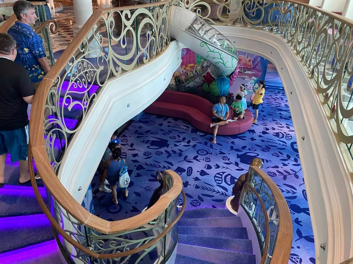 tau du lich Disney anh 17