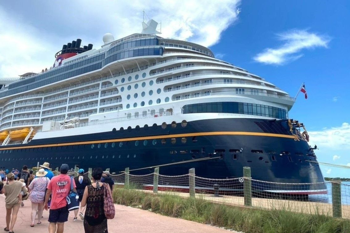 Ben trong tau du lich co tich cua Disney hinh anh