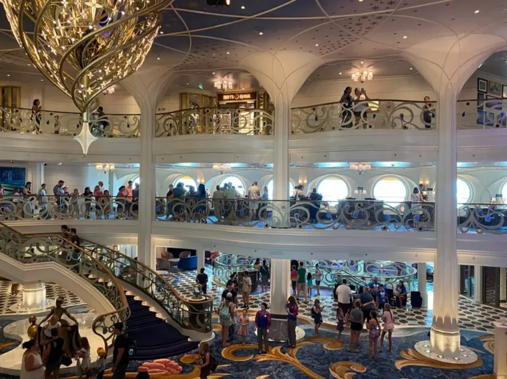 tau du lich Disney anh 2