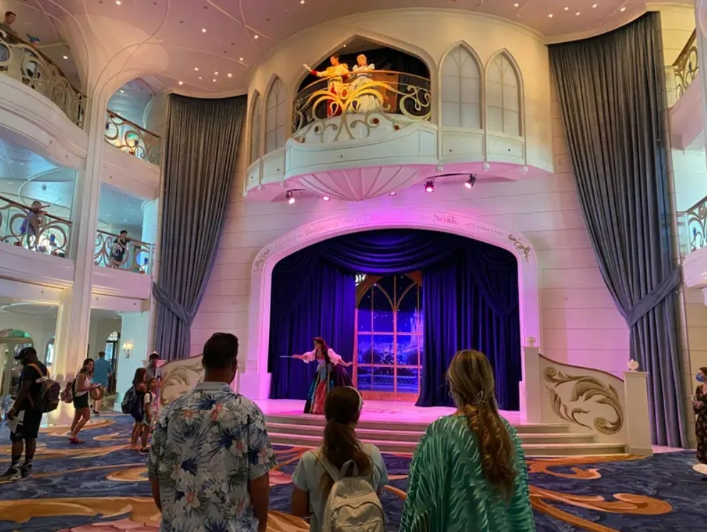 tau du lich Disney anh 3