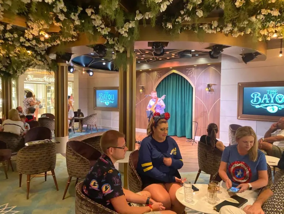 tau du lich Disney anh 4