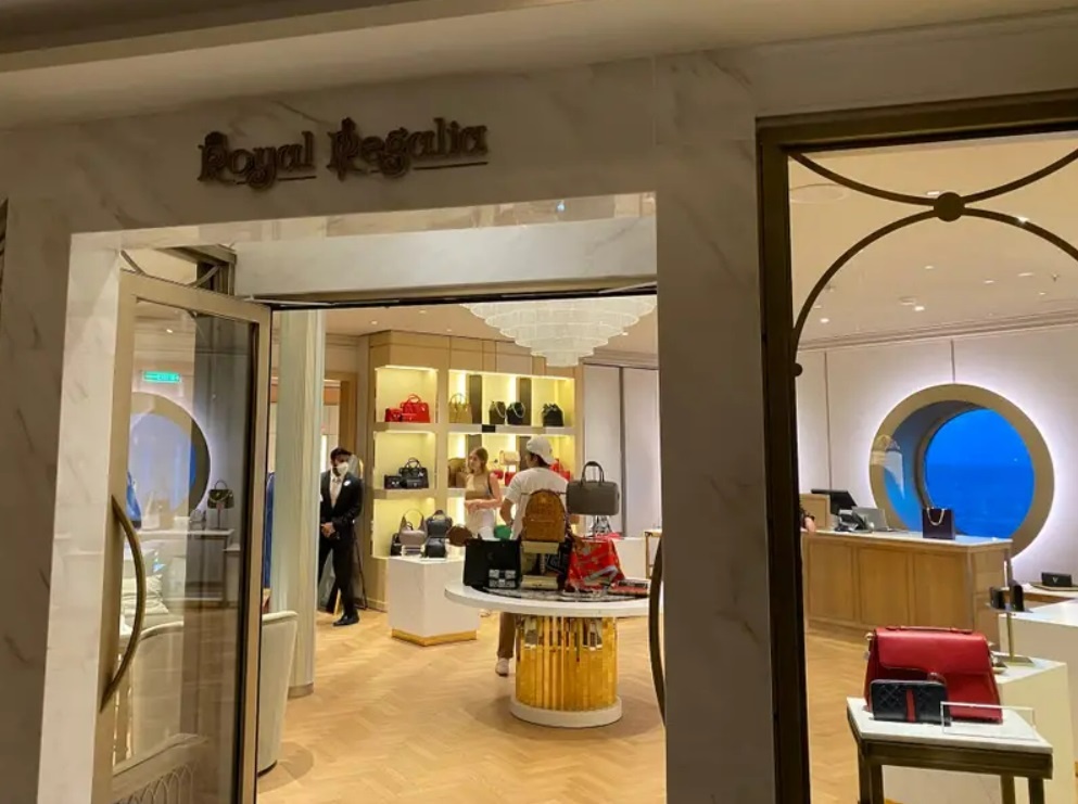 tau du lich Disney anh 5