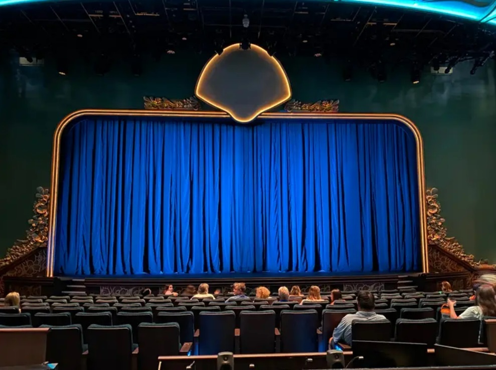 tau du lich Disney anh 7