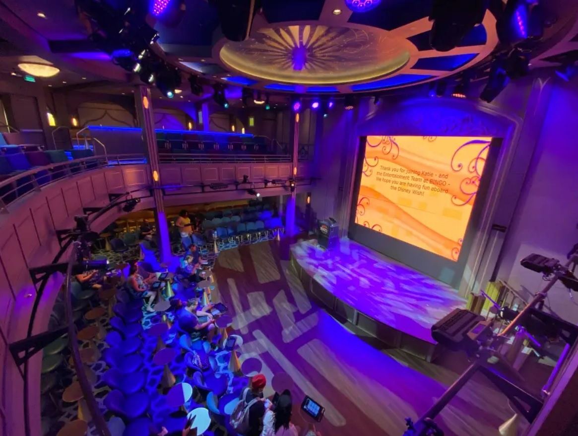 tau du lich Disney anh 10