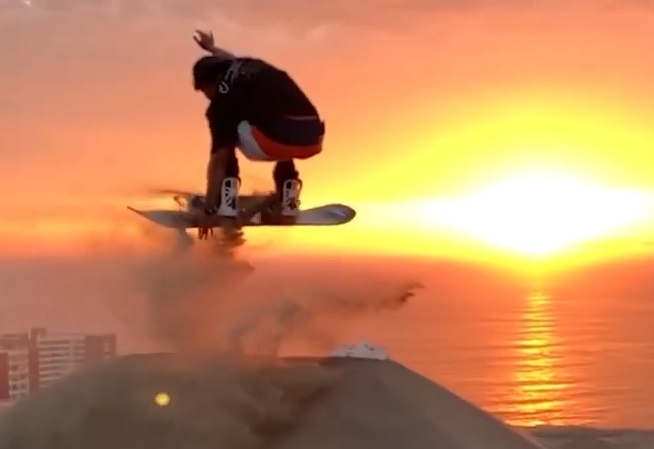 Van dong vien truot cat trinh dien ky nang giua khung canh ngoan muc hinh anh