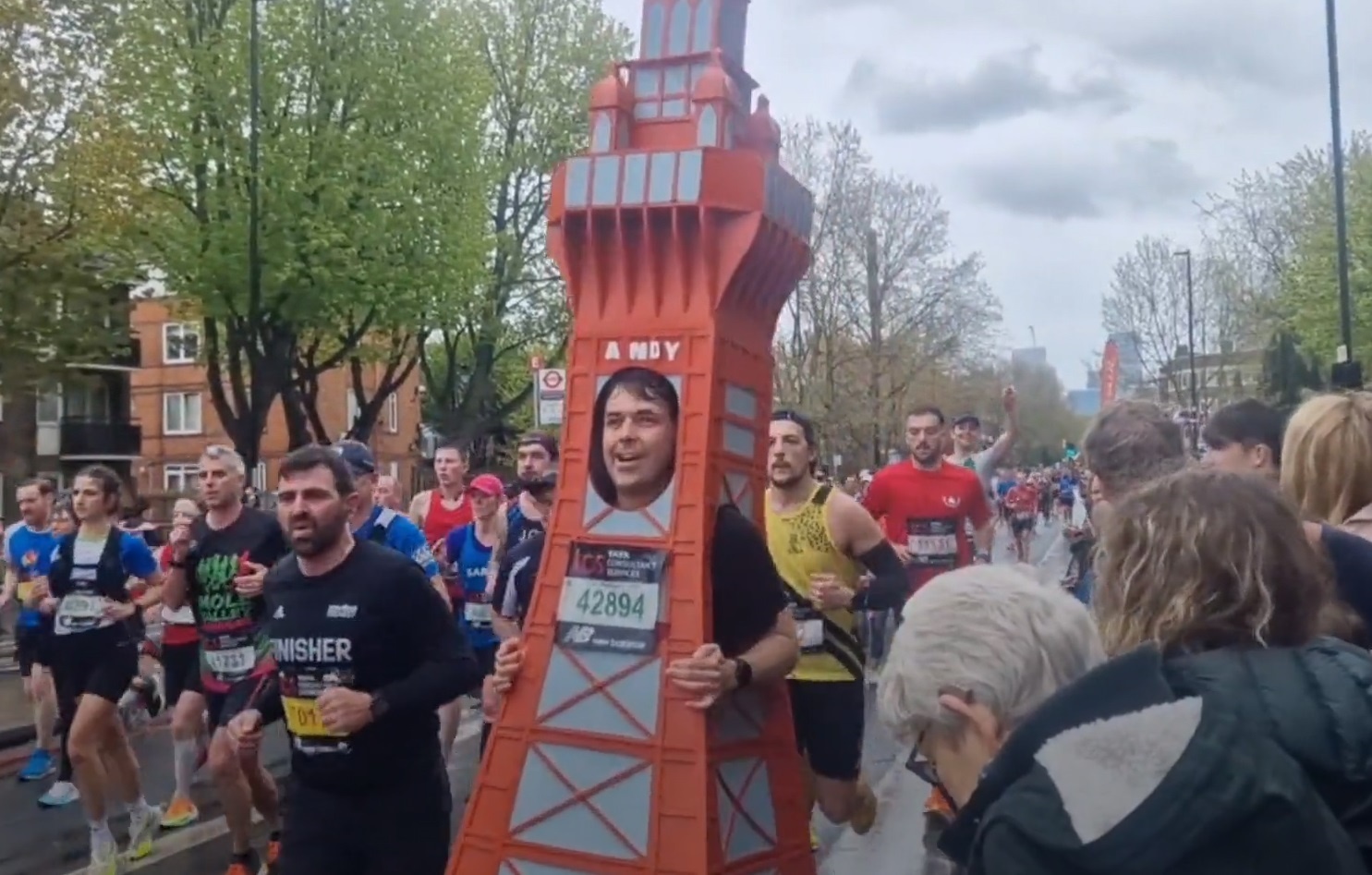 Trang phuc ky quai cua van dong vien chay marathon o Anh hinh anh