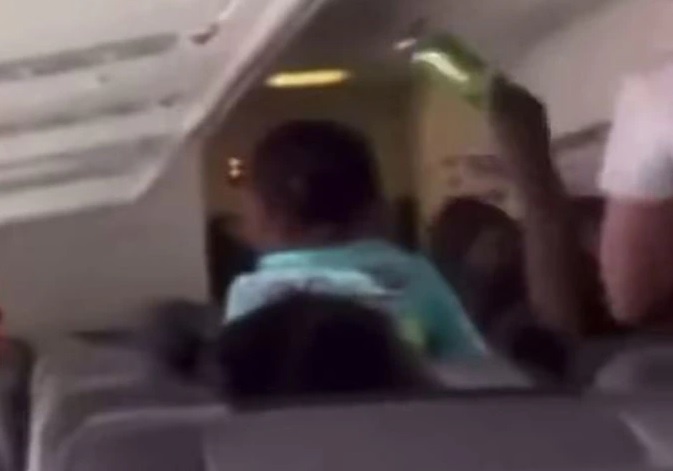 Hanh khach au da khien may bay phai quay dau o Australia hinh anh