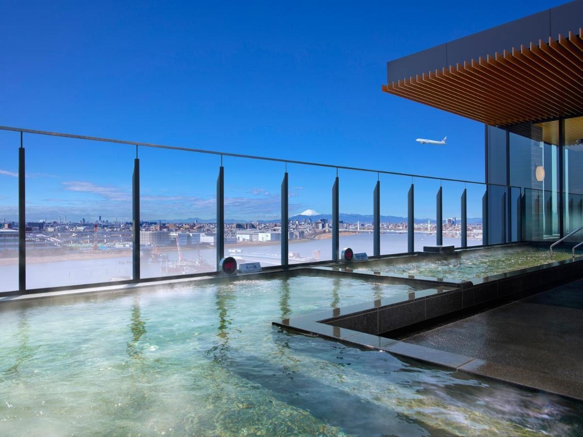 Vua tam suoi nuoc nong vua ngam may bay o san bay Nhat hinh anh