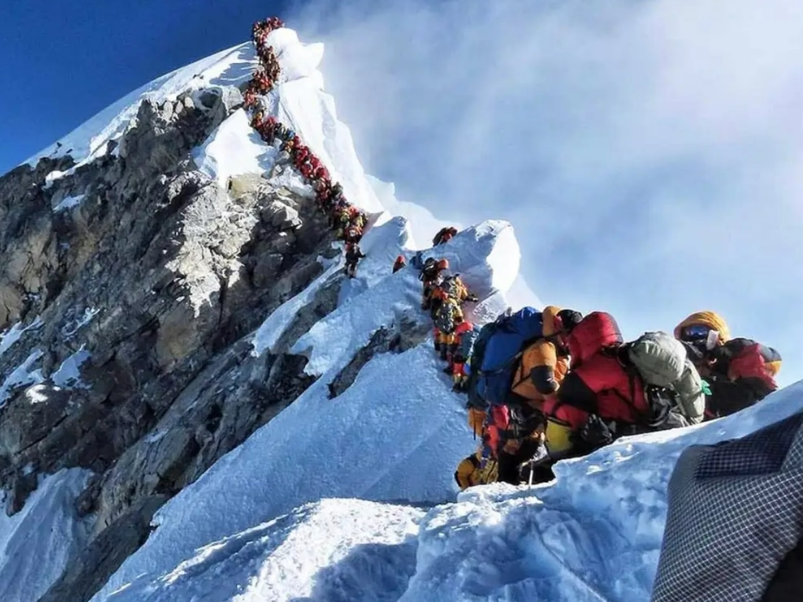 Nguy co 'tac duong' tren dinh Everest hinh anh