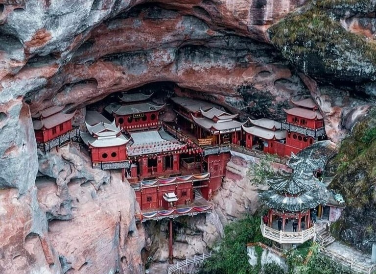 Ngoi chua co an minh trong hoc da o Trung Quoc hinh anh