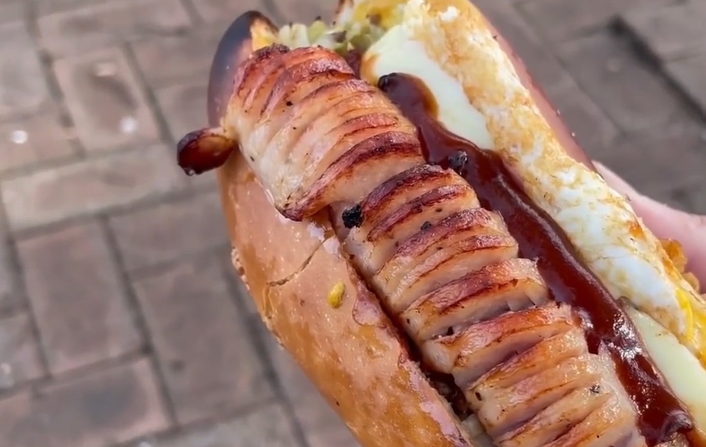 Quan hot dog noi tieng o Nhat cua dau bep 76 tuoi hinh anh