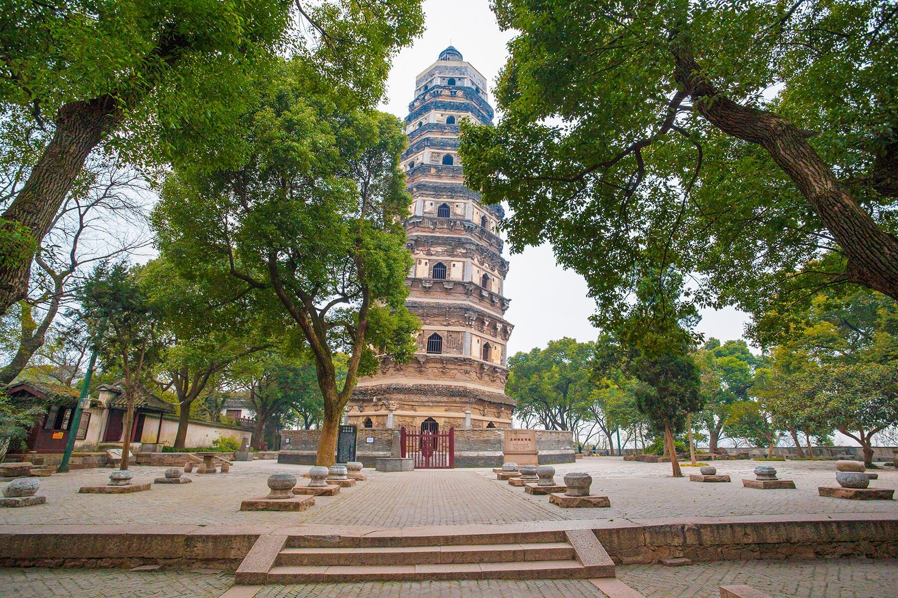 toa nha nghieng anh 2