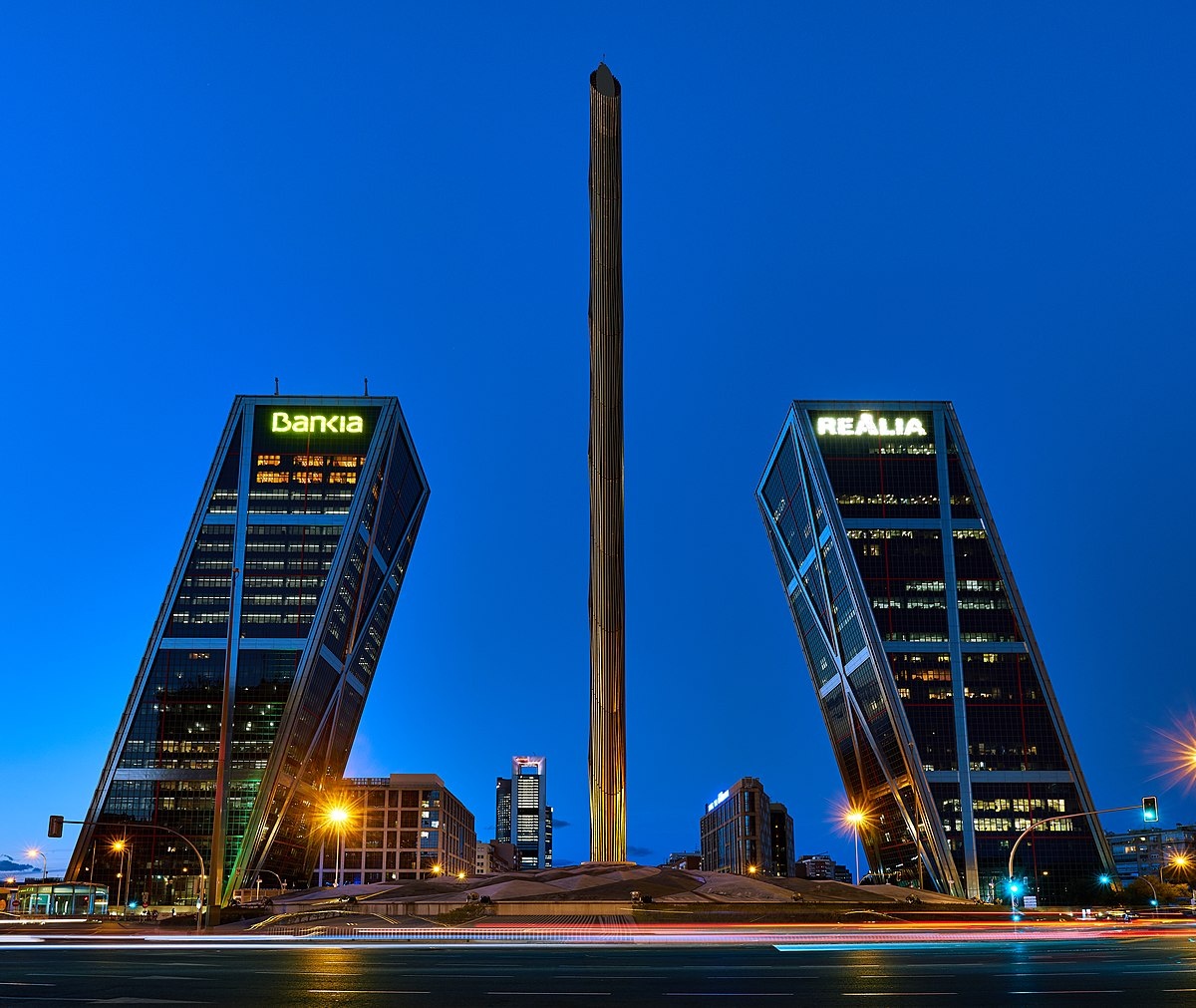 toa nha nghieng anh 4