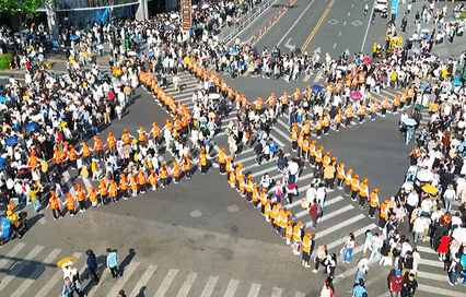 'Hang rao nguoi' dua du khach va nguoi dan sang duong o Trung Quoc hinh anh