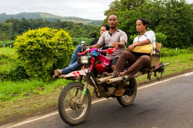 20 phuong tien cho khach du lich doc dao hinh anh