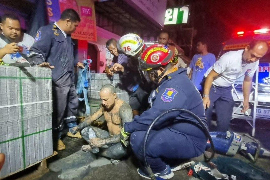 Giai cuu du khach mac ket trong cong ngam o Thai Lan hinh anh