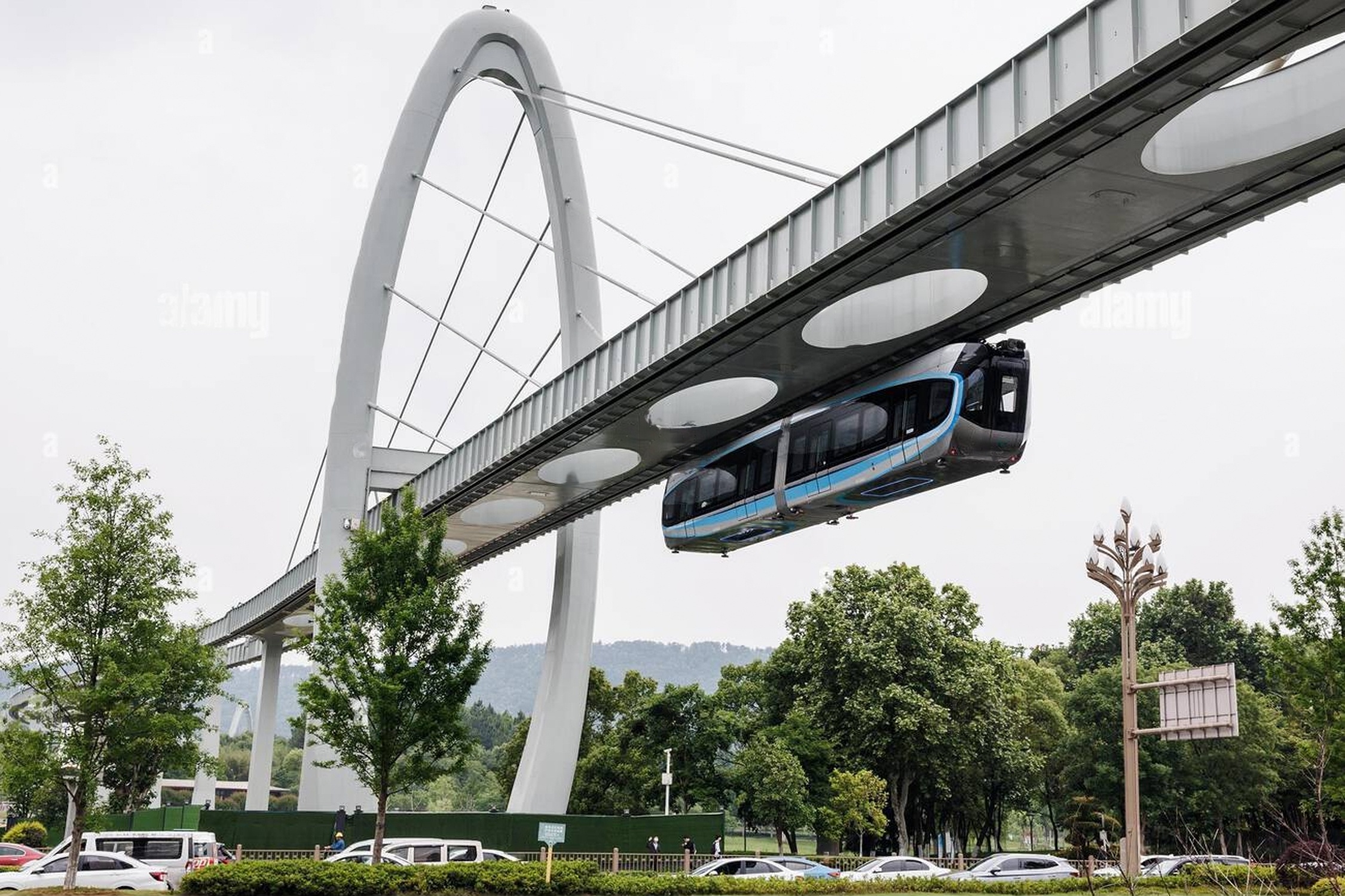 Tau cho khach treo nguoc o Trung Quoc hinh anh