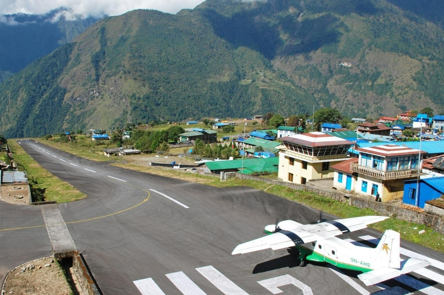 10 san bay thu vi nhat the gioi hinh anh