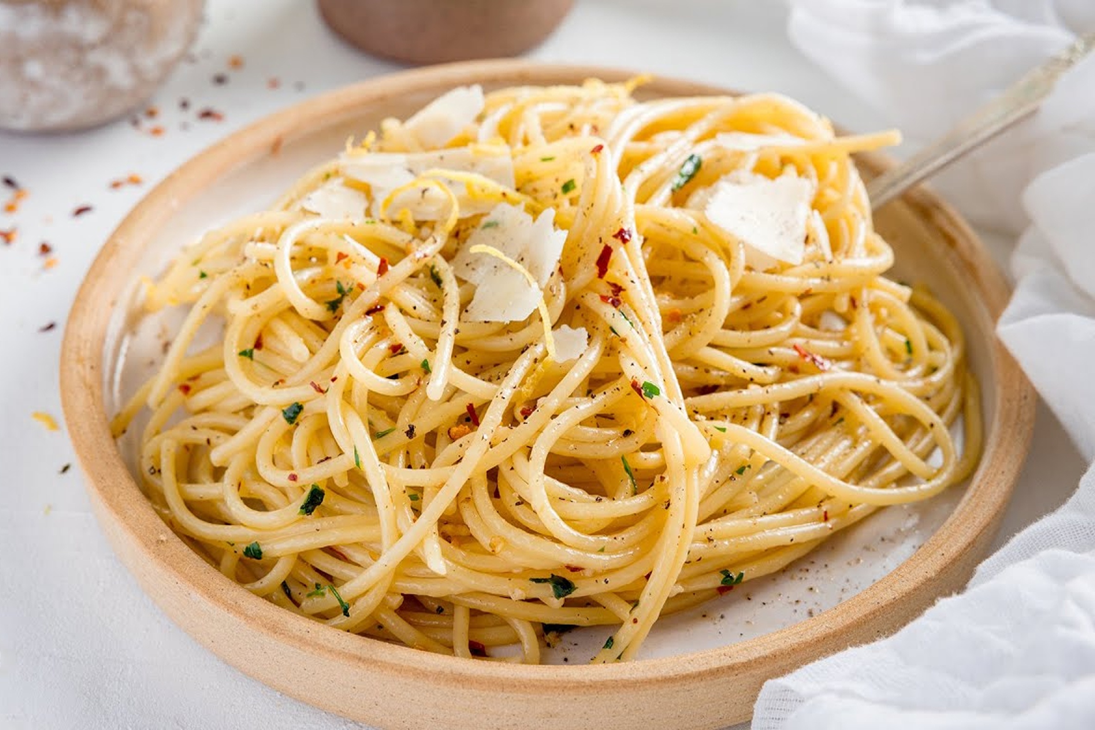 15 phut lam mi spaghetti sot dau toi ot hinh anh