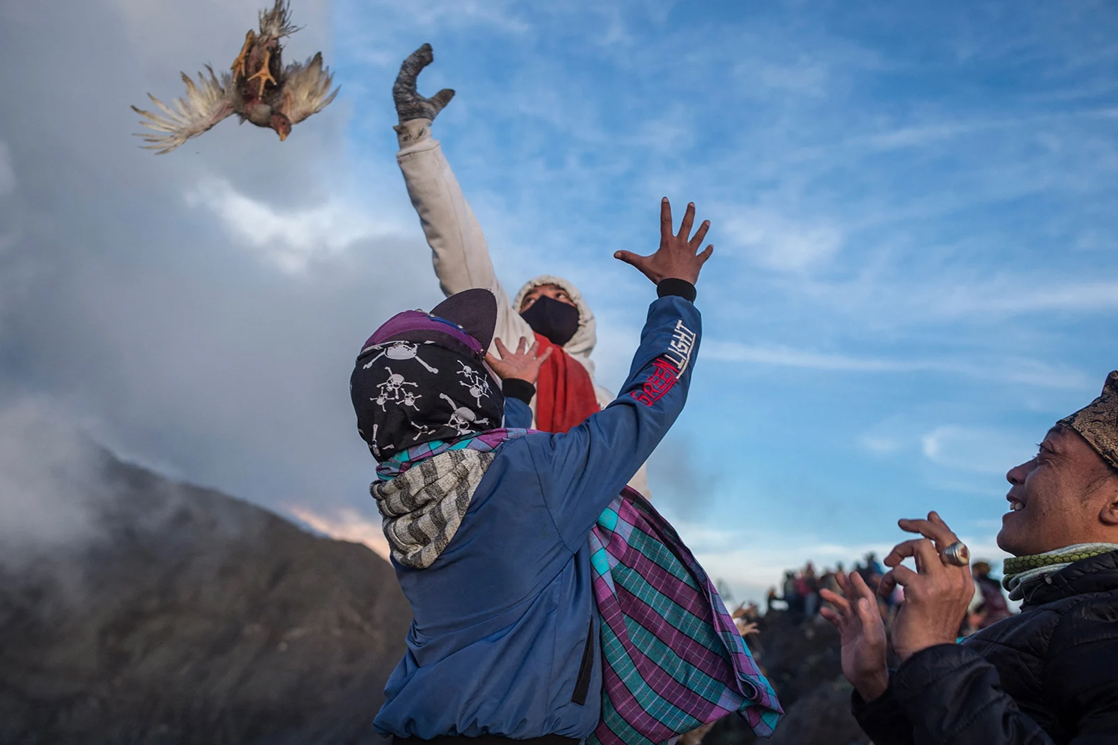 Hang nghin nguoi Indonesia lam le hien te giua mieng nui lua hinh anh