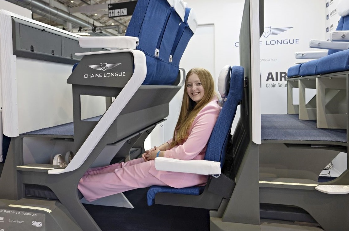 Ghe hai tang tren may bay hinh anh