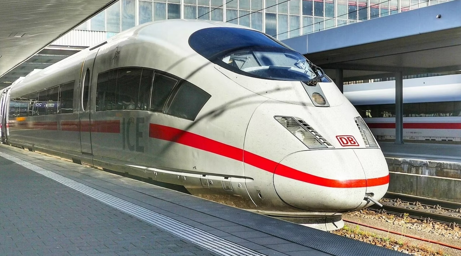 chuyen tau nhanh nhat anh 3