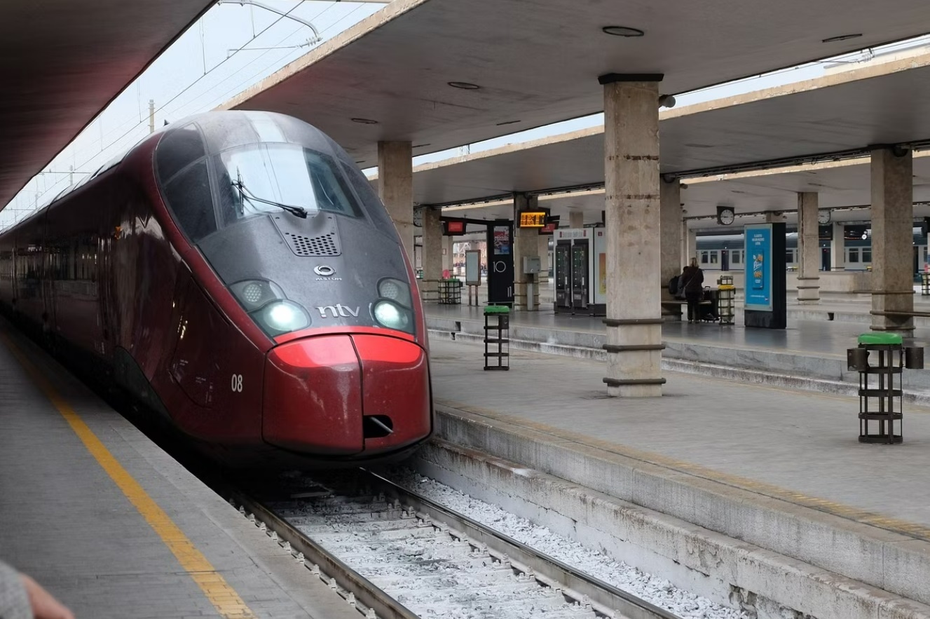 chuyen tau nhanh nhat anh 5