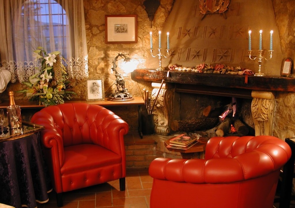 Nha hang chi co cho cho 2 khach o Italy hinh anh