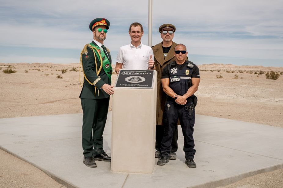 Tu lap 'quoc gia' sau khi khong con noi nao de ghe tham hinh anh