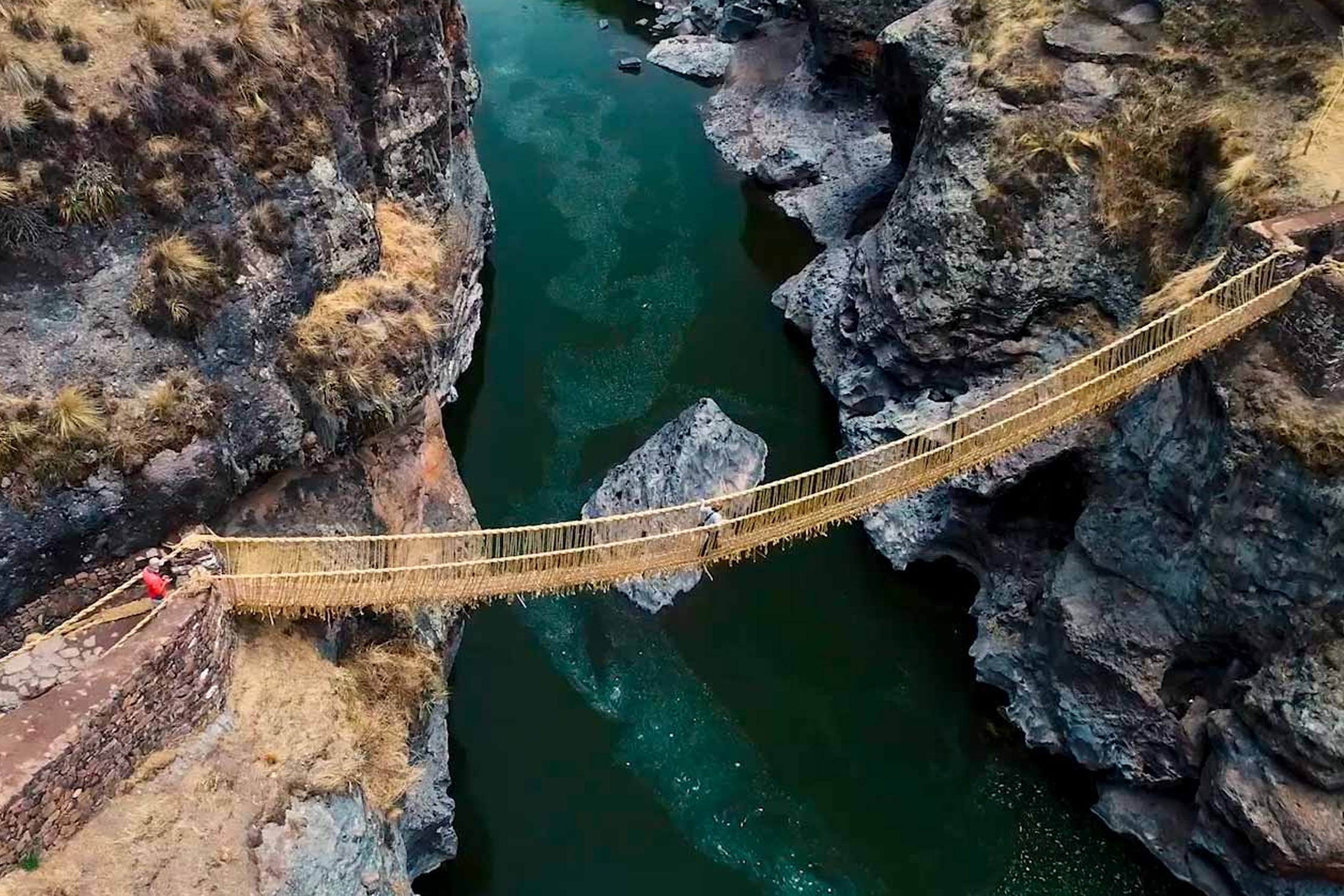 Cay cau lam bang co cuoi cung cua nguoi Peru hinh anh