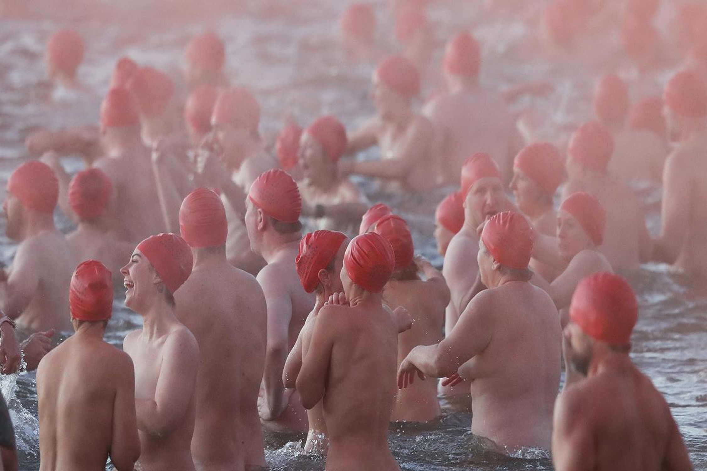 Hon 2.000 nguoi boi khoa than tren song o Australia hinh anh