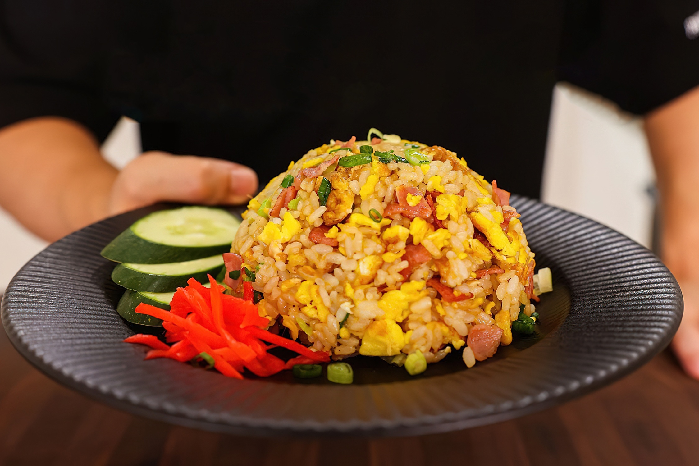 10 phut lam com chien kieu Nhat hinh anh