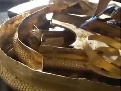 Ngoi den thieng o Nepal bi mat 10 kg vang hinh anh