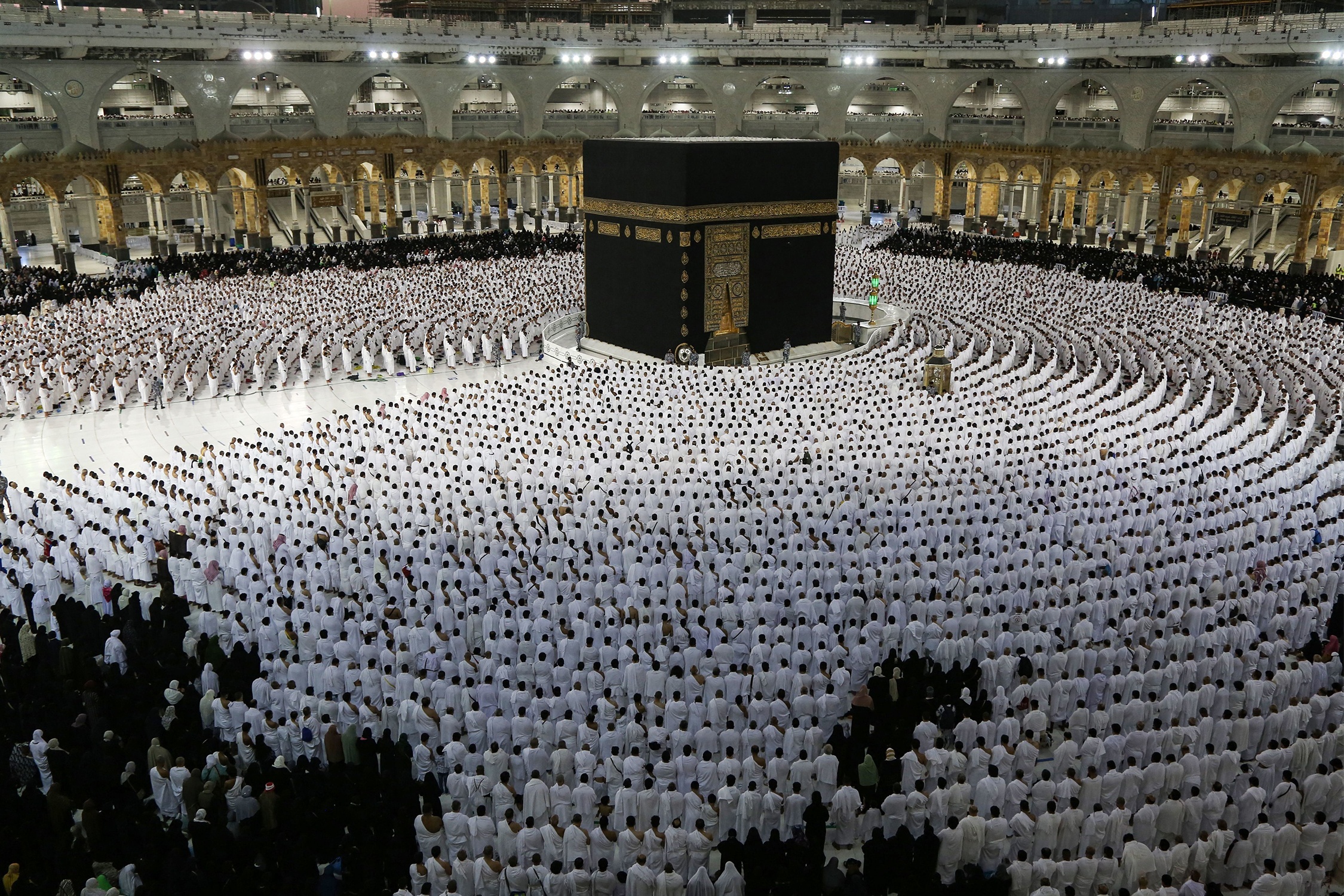 Hang trieu tin do Hoi giao hanh huong den Mecca duoi nang nong 48 do C hinh anh