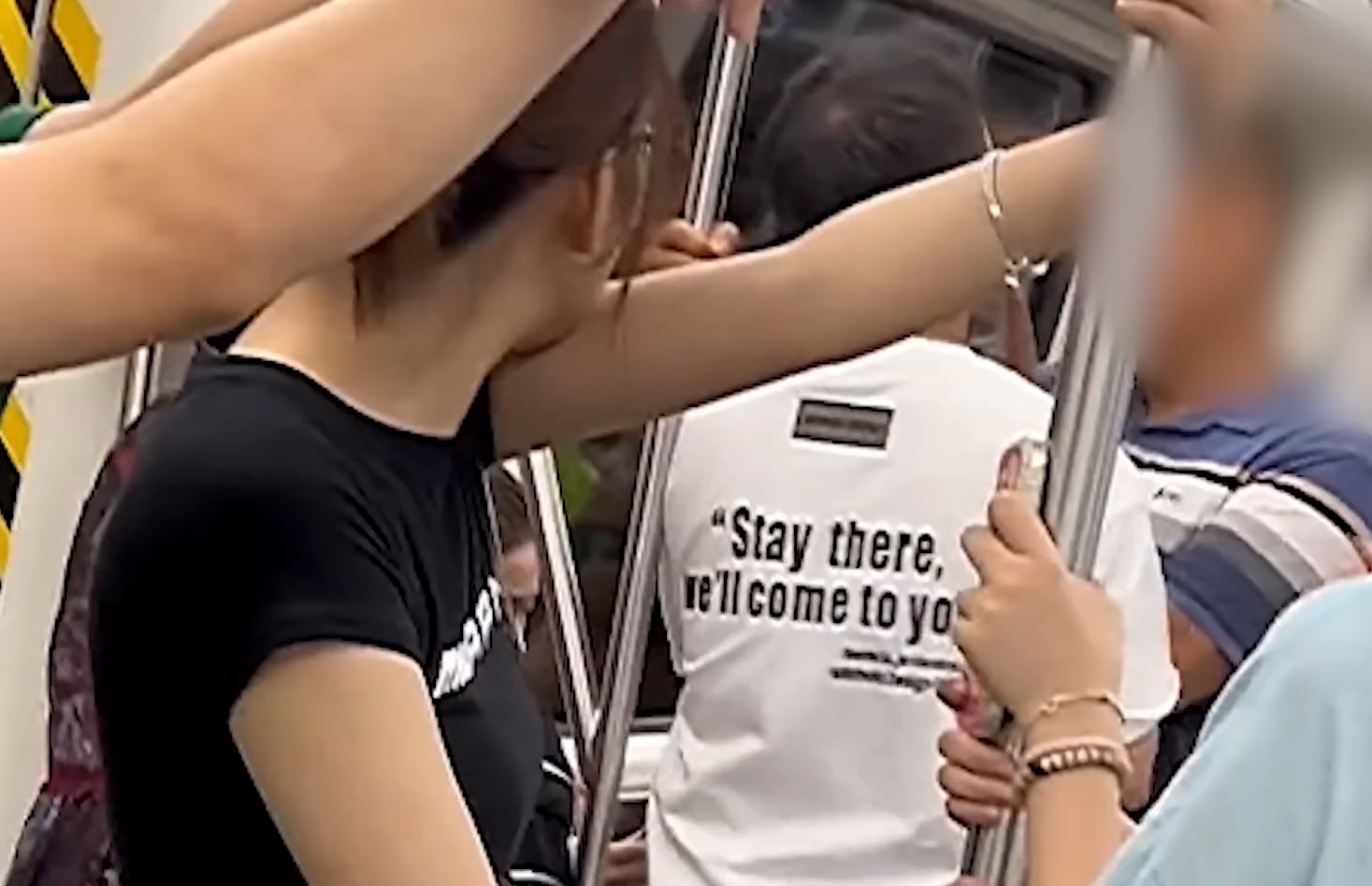 Tranh cai nguoi dan ong ngoi len dui nu hanh khach o Trung Quoc hinh anh