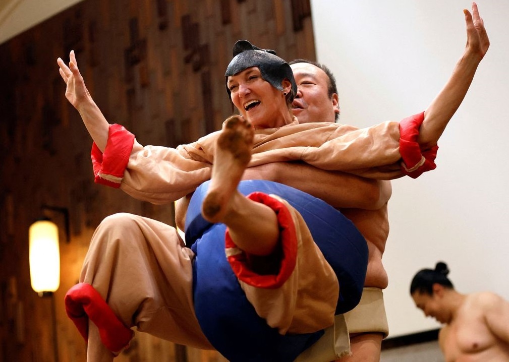 Sumo bieu dien choc cuoi du khach o Nhat Ban hinh anh