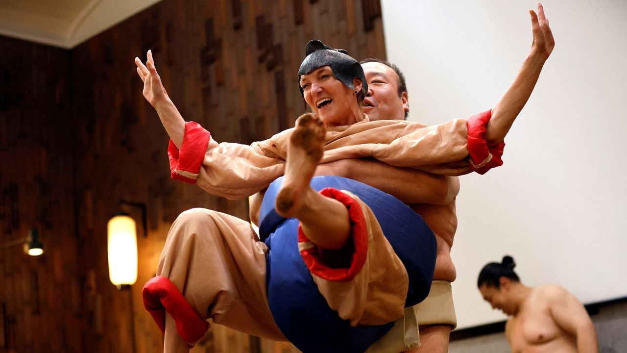 Sumo biểu diễn ảnh 1 Sumo bieu dien anh 1