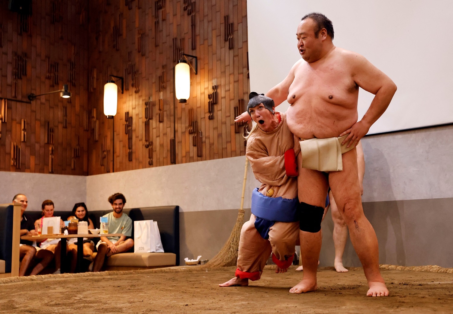 Sumo biểu diễn ảnh 7 Sumo bieu dien anh 7