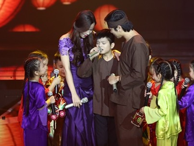 Quang Anh hat 'Que nha' voi Ho Hoai Anh - Luu Huong Giang hinh anh