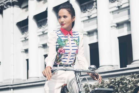 Quanh Di tuoi tre va cuon hut voi vay ao hoa tiet hinh anh