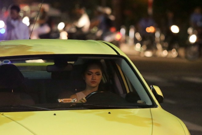 Clip Huong Giang Idol bi bat gap lai xe moi tau hinh anh