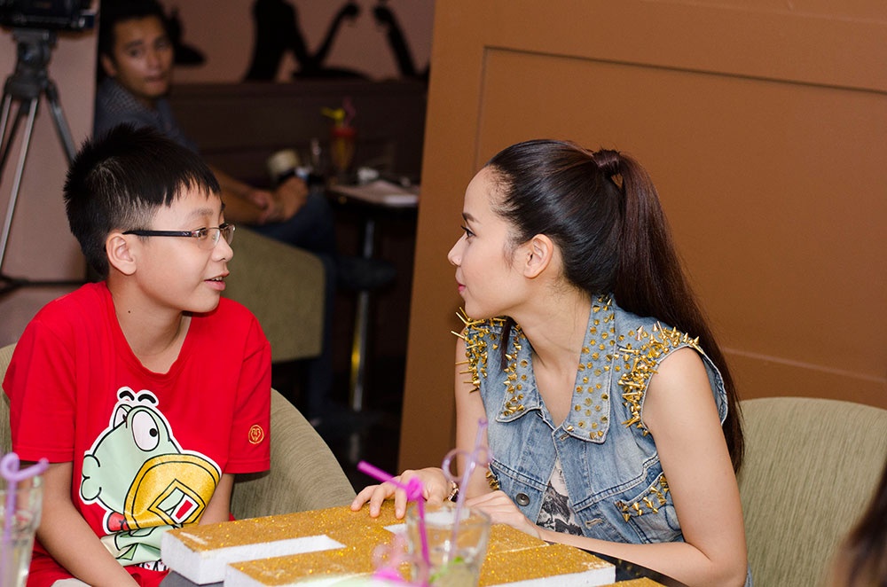 Luu Huong Giang bat ngo truoc su nhiet tinh cua fan nhi hinh anh