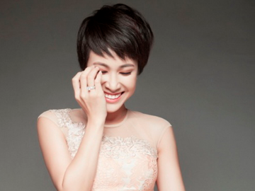 Uyen Linh gay sot dan mang voi MV vua ra lo hinh anh