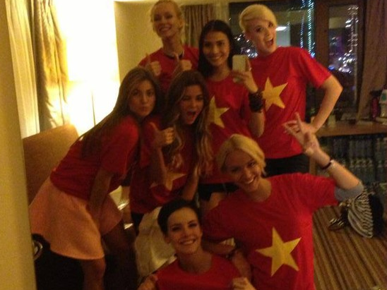 Truong Thi May cung cac thi sinh mac ao in co Viet Nam hinh anh