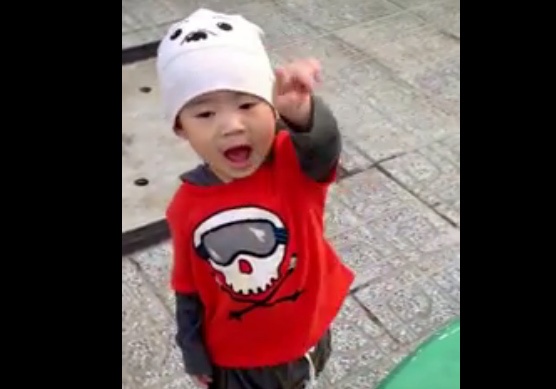 Clip con trai Ly Hai - Minh Ha tung tang di hoc sau bao hinh anh