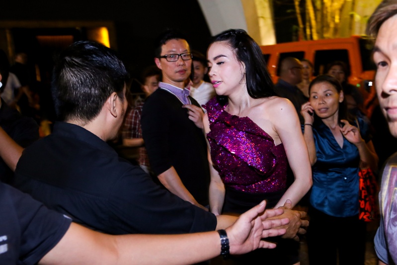 Ha Ho mac quan sieu ngan, 'quay' o bar truoc ngay sinh nhat hinh anh